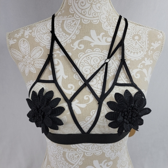 NWT Emory Park sheer caged strappy crochet flower bralette - Picture 1 of 6